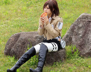 注意有亮點！發現任立渝主播身後有莎夏(指)