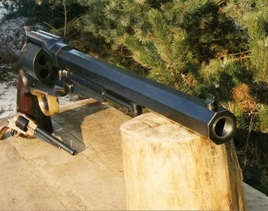 《超大把左輪手槍》哇～真的好大～這拿得動嗎？