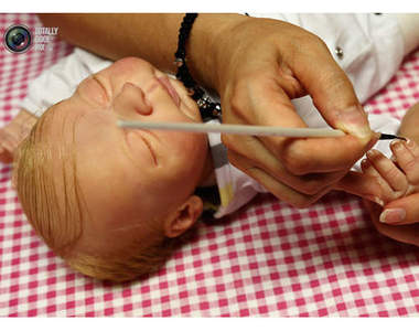 《再生娃娃》超逼真嬰兒玩偶療癒失去小孩的父母