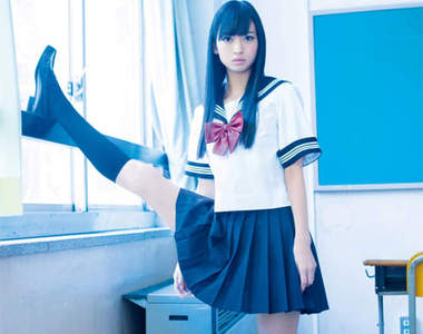 I字腿美少女 那奈 第一本寫真集腳翹高高發售中