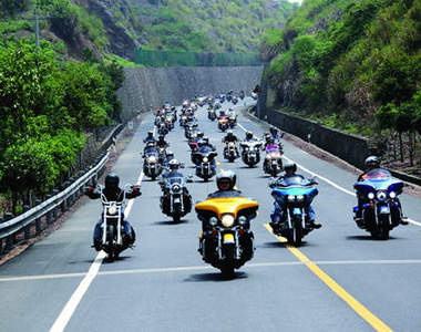 《哈雷遊行》這場面真是太壯觀了蹦蹦崩～