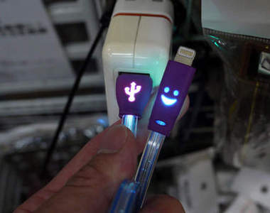 超有趣《哀鳳LED充電笑臉》 充電也能很有戲～