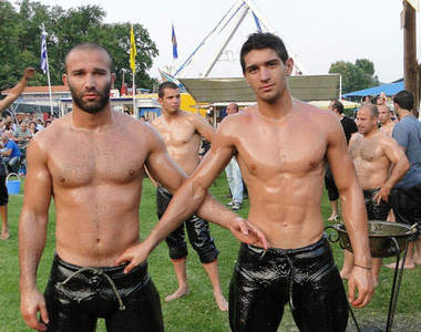 土耳其《橄欖油摔角》勝利條件竟然是把手伸進......>///