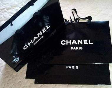 揹《名牌紙袋》也是另一種時尚...？