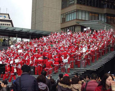大阪車站出現大批聖誕老人 如果是來發禮物那就更好了(喂)