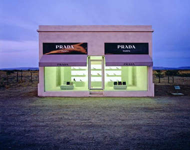 《孤單的Prada》看得到還買不到咧......(貼窗)