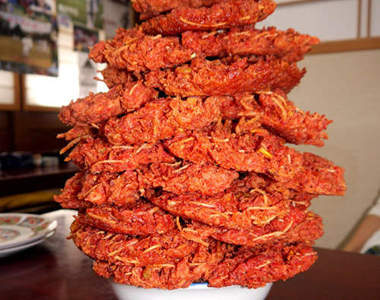 《超大碗炸物丼》在疊下去都要頂到天花板啦．．．