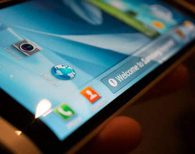 可彎曲世代！三星展示全新首款「可彎曲」螢幕手機原型～