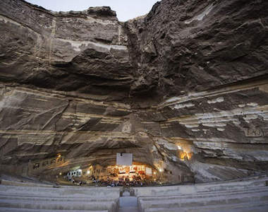 埃及超壯觀《石壁下的教堂》