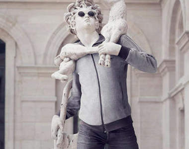 《雕像穿時裝》別有一番風味