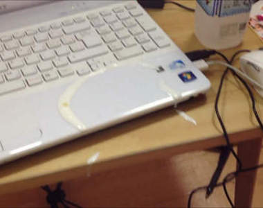 《雞蛋冰淇淋》食用時小心噴射~