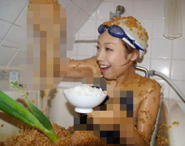 獵奇《美女納豆澡vs可樂澡》你喜歡都騎？