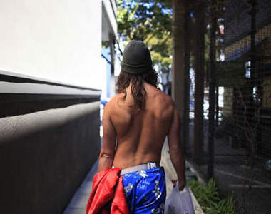 美國《半裸男》走到哪都不穿衣？！>///<