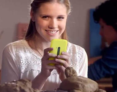 Nokia另一款全新造型Lumia新機 意外現身廣告中!?