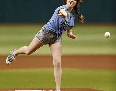 卡莉蕾《史上最爛開球》這到底是怎麼丟的啊？