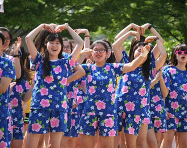 《活潑班服運動會》男生也得穿小花......?