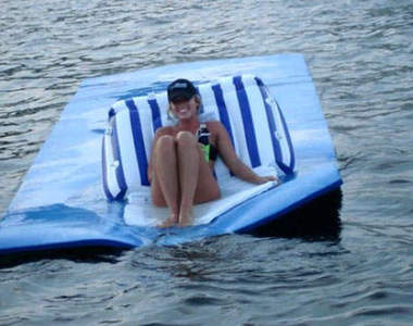 夏天玩水必備《飄浮水墊》好想就這樣悠閒躺上一整天阿～