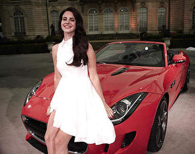 性感《Jaguar F-Type》現身拉娜德芮最新MV搶風頭~