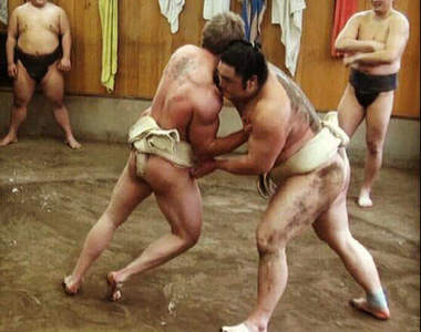 美國肌肉大胃王Furious Pete　這次不吃東西來去日本跟相撲選手過兩招