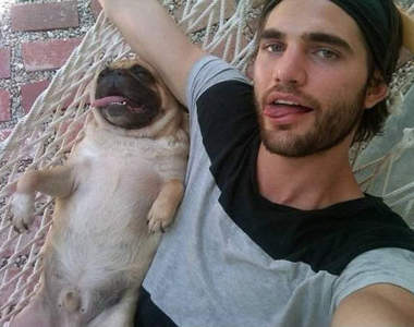 《有樣學樣可愛巴哥》跟主人是哥倆好