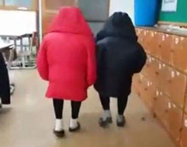 韓《瘋狂女高生》原來外套還可以這樣玩喔XDD