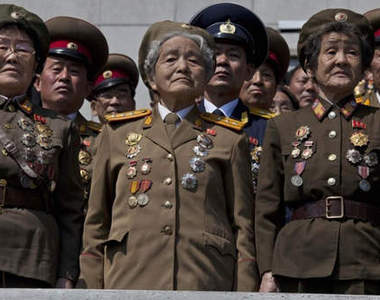 北韓《生活近照》 奶奶們的徽章好威猛XD