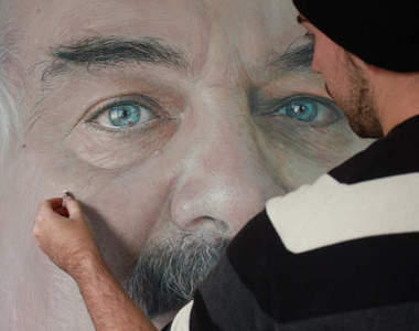 超逼真《黑板肖像畫》也太像照片了吧（盯）