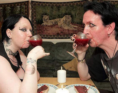 《吸血鬼夫妻》互相吸彼此的血