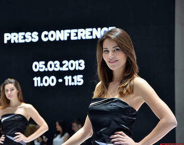 《日內瓦車展》換個口味來看看賞心悅目的美女們吧～