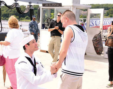 同志美國大兵碼頭求婚 唉唷人家需要墨鏡♥