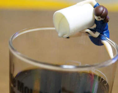 《微糖的杯緣子》先生您的咖啡需要加牛奶嗎（倒）