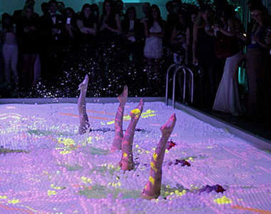 《水上乒乓派對》還可以在裡面跳水上芭蕾呦～