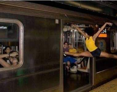 《地鐵怪咖族》唉呀～真的躺著也中槍～