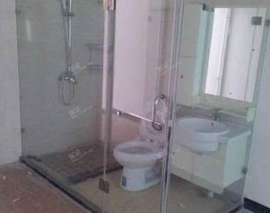 大學宿舍裡的《透明浴室》洗澡絕對被看光光>///<