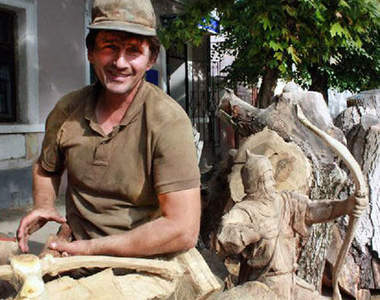 行道樹木雕藝術家　人行道就是你的展覽館