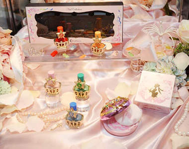 《美少女戰士化妝品》粉餅、指甲油實品展示中