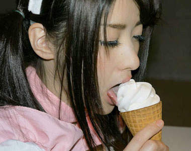 神谷惠里奈　今天教大家冰淇淋的三種吃法~