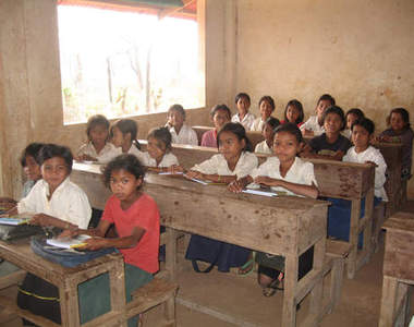 名模Rola人紅是非多...孟加拉蓋學校多少錢？