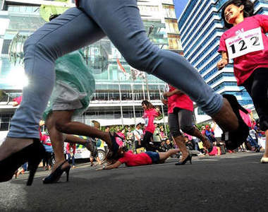 印尼《高跟鞋賽跑》光想就覺得腳好痛......>"<