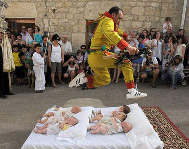 西班牙《嬰兒驅邪儀式》大叔你可千萬別跌倒啊(抖)