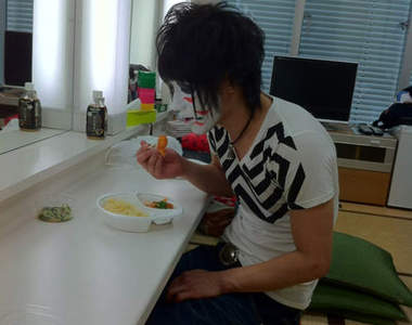 日本藝人後台便當大公開～這絕對不是消夜文...