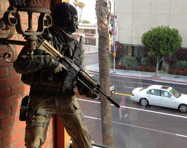 武裝份子挾持遊戲工作室!?洛杉磯警察工作超認真的...