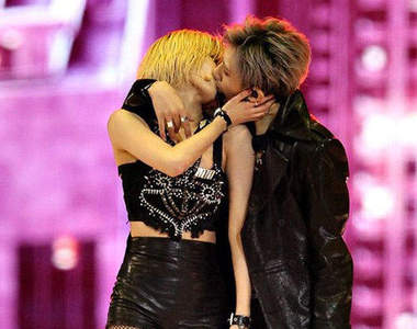 《2013 MAMA》得獎特輯 泫雅、賢勝又 親 了>///<