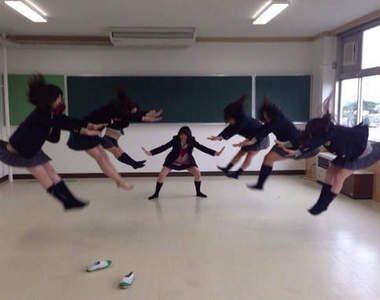 《衝擊波拍照式》日本女子高中生大流行KUSO合照法