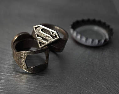 《英雄徽章戒指開瓶器》又可以耍帥又可以當英雄多好～