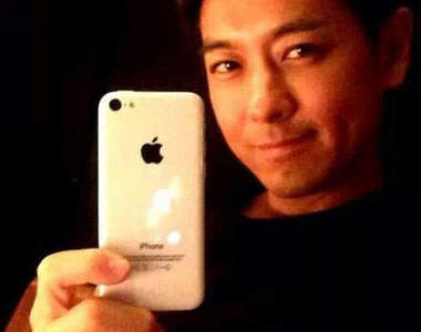 人生勝利組林志穎又來了~這回換拿平價板iPhone 5C亮相!?