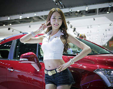 《首爾車展》當然也少不了性感女麻斗助陣囉～