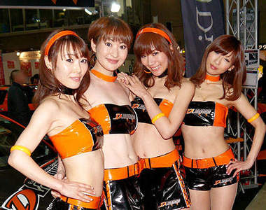 2013年《東京改裝車展》美女們真的都不怕冷呢～