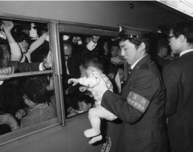 《電車沒玻璃》從嬰兒就要訓練擠電車