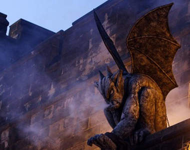 滴水嘴獸   在屋頂牆上俯視地上的怪物石雕